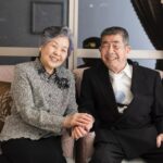 Rika Adachi Instagram - . . 以前より闘病していた祖父が亡くなりました。76才。 小さい頃から、おじいちゃんおばあちゃんにも育ててもらってた私にとっては、とてもとても怖い祖父でした。 それがスカウトキャラバンに受かって東京に出てきてから、家族の中で1番応援してくれてて、私よりも私の出演情報を知っていて、毎回帰る度に家に増えてくグッズ類。 嬉しそうにカレンダー全ページにサインを書いてくれと言われた時は「転売するのか！？」と思うくらい、私の熱狂的ファンでした笑 昨年末から体調を崩し、もうダメかも…みたいな時もありましたが、何よりも私たちの結婚式を楽しみにしていて、出席するために散歩も欠かさず、ご飯もたくさん食べて、自分で酸素吸入の書類まで提出し、人生で1番健康的な数ヶ月のおかげで、自分で歩いて式に参加してくれました。 今だから言うけど…ごめん、参加は本当に無理だと思ってた。 でも、願いが叶った！ 来てくれるからには、たくさん写真を残したいと思い、カメラマンの皆さまにお願いして、おじいちゃんの写真たくさん撮っていただきました。 なかなかない、おばあちゃんとの2ショット。 照れくさそうに手を繋ぎながら爆笑する2人が可愛くて可愛くて、「ああ、結婚式やってよかった」って本気で思った瞬間。 その笑顔が遺影となりました。 今回、親戚一同、口を揃えて「この写真素敵ね」って。 結婚式のために頑張ってくれてたんだね。 ありがとう。 大好きだったお花に囲まれて、家族葬なのにめちゃくちゃ豪華にお見送りしてきました。 親戚が自作で頼んでくれた私の顔の巨大タペストリー。 嬉しそうにベッドのそばに飾ってて。 今回、そのタペストリーに包まれて穏やかに眠っているおじいちゃん。 正直笑ってはいけない瞬間。 なんだけど、ふと笑顔になれる、そして、たくさん涙も流して、でもワイワイ盛り上がって、親戚もたくさん集まり、おじいちゃんが好きだったもの、好きだったことがつまったお葬式で、素敵にお見送りできてよかった。 本当に本当にありがとう これからも応援しててね ここ、数日間、更新頻度が減ってしまってごめんなさい また明日から通常通り、更新していきます！
