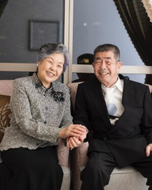 Rika Adachi Instagram - .
.
以前より闘病していた祖父が亡くなりました。76才。
小さい頃から、おじいちゃんおばあちゃんにも育ててもらってた私にとっては、とてもとても怖い祖父でした。

それがスカウトキャラバンに受かって東京に出てきてから、家族の中で1番応援してくれてて、私よりも私の出演情報を知っていて、毎回帰る度に家に増えてくグッズ類。
嬉しそうにカレンダー全ページにサインを書いてくれと言われた時は「転売するのか！？」と思うくらい、私の熱狂的ファンでした笑

昨年末から体調を崩し、もうダメかも…みたいな時もありましたが、何よりも私たちの結婚式を楽しみにしていて、出席するために散歩も欠かさず、ご飯もたくさん食べて、自分で酸素吸入の書類まで提出し、人生で1番健康的な数ヶ月のおかげで、自分で歩いて式に参加してくれました。

今だから言うけど…ごめん、参加は本当に無理だと思ってた。
でも、願いが叶った！

来てくれるからには、たくさん写真を残したいと思い、カメラマンの皆さまにお願いして、おじいちゃんの写真たくさん撮っていただきました。
なかなかない、おばあちゃんとの2ショット。
照れくさそうに手を繋ぎながら爆笑する2人が可愛くて可愛くて、「ああ、結婚式やってよかった」って本気で思った瞬間。

その笑顔が遺影となりました。
今回、親戚一同、口を揃えて「この写真素敵ね」って。
結婚式のために頑張ってくれてたんだね。
ありがとう。

大好きだったお花に囲まれて、家族葬なのにめちゃくちゃ豪華にお見送りしてきました。

親戚が自作で頼んでくれた私の顔の巨大タペストリー。
嬉しそうにベッドのそばに飾ってて。
今回、そのタペストリーに包まれて穏やかに眠っているおじいちゃん。
正直笑ってはいけない瞬間。
なんだけど、ふと笑顔になれる、そして、たくさん涙も流して、でもワイワイ盛り上がって、親戚もたくさん集まり、おじいちゃんが好きだったもの、好きだったことがつまったお葬式で、素敵にお見送りできてよかった。

本当に本当にありがとう
これからも応援しててね

ここ、数日間、更新頻度が減ってしまってごめんなさい
また明日から通常通り、更新していきます！