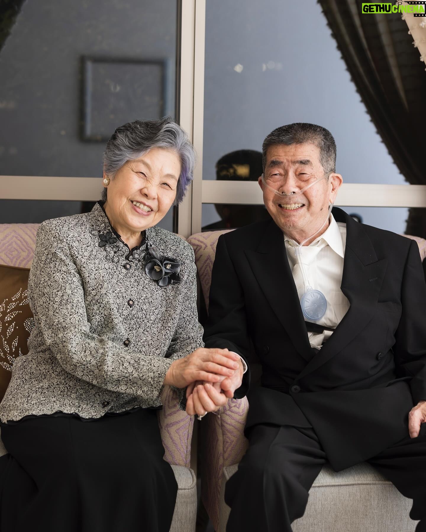 Rika Adachi - 3 Likes - .
.
以前より闘病していた祖父が亡くなりました。76才。
小さい頃から、おじいちゃんおばあちゃんにも育ててもらってた私にとっては、とてもとても怖い祖父でした。
それがスカウトキャラバンに受かって東京に出てきてから、家族の中で1番応援してくれてて、私よりも私の出演情報を知っていて、毎回帰る度に家に増えてくグッズ類。
嬉しそうにカレンダー全ページにサインを書いてくれと言われた時は「転売するのか!?」と思うくらい、私の熱狂的ファンでした笑
昨年末から体調を崩し、もうダメかも…みたいな時もありましたが、何よりも私たちの結婚式を楽しみにしていて、出席するために散歩も欠かさず、ご飯もたくさん食べて、自分で酸素吸入の書類まで提出し、人生で1番健康的な数ヶ月のおかげで、自分で歩いて式に参加してくれました。
今だから言うけど…ごめん、参加は本当に無理だと思ってた。
でも、願いが叶った!
来てくれるからには、たくさん写真を残したいと思い、カメラマンの皆さまにお願いして、おじいちゃんの写真たくさん撮っていただきました。
なかなかない、おばあちゃんとの2ショット。
照れくさそうに手を繋ぎながら爆笑する2人が可愛くて可愛くて、「ああ、結婚式やってよかった」って本気で思った瞬間。
その笑顔が遺影となりました。
今回、親戚一同、口を揃えて「この写真素敵ね」って。
結婚式のために頑張ってくれてたんだね。
ありがとう。
大好きだったお花に囲まれて、家族葬なのにめちゃくちゃ豪華にお見送りしてきました。
親戚が自作で頼んでくれた私の顔の巨大タペストリー。
嬉しそうにベッドのそばに飾ってて。
今回、そのタペストリーに包まれて穏やかに眠っているおじいちゃん。
正直笑ってはいけない瞬間。
なんだけど、ふと笑顔になれる、そして、たくさん涙も流して、でもワイワイ盛り上がって、親戚もたくさん集まり、おじいちゃんが好きだったもの、好きだったことがつまったお葬式で、素敵にお見送りできてよかった。
本当に本当にありがとう
これからも応援しててね
ここ、数日間、更新頻度が減ってしまってごめんなさい
また明日から通常通り、更新していきます!