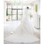 Rika Adachi Instagram - . ドレスは永遠の憧れ エマリーエ @emarie_wedding 📸 @bees_photo_harano 👗 @emarie_wedding 💐 @yuji_kobayashi_ @geometricgreen_wedding 💒 @anniversaire_minatomirai 10代の頃に雑誌で出会ったエマ先生 その日からドレスの虜で 絶対自分の結婚式で着たいと思っていました。 その後、またご縁があり わた婚のときにエマリーエにお世話になって そこからエマ先生とまた繋がりができ 今回快くドレスをつくってくださいました🥺 オートクチュールで私にピッタリ合うように エマ先生が何度も何度もチェックしてくださって… 挙式はまずはエマリーエ王道のドレスを🥰🎀 エレガントで花嫁を輝かせてくれています！ #エマリーエ #アニヴェルセルみなとみらい横浜 #アニヴェルセル #anniversaries @anniversaire_official