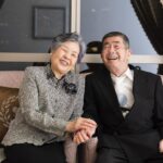 Rika Adachi Instagram - . . 以前より闘病していた祖父が亡くなりました。76才。 小さい頃から、おじいちゃんおばあちゃんにも育ててもらってた私にとっては、とてもとても怖い祖父でした。 それがスカウトキャラバンに受かって東京に出てきてから、家族の中で1番応援してくれてて、私よりも私の出演情報を知っていて、毎回帰る度に家に増えてくグッズ類。 嬉しそうにカレンダー全ページにサインを書いてくれと言われた時は「転売するのか！？」と思うくらい、私の熱狂的ファンでした笑 昨年末から体調を崩し、もうダメかも…みたいな時もありましたが、何よりも私たちの結婚式を楽しみにしていて、出席するために散歩も欠かさず、ご飯もたくさん食べて、自分で酸素吸入の書類まで提出し、人生で1番健康的な数ヶ月のおかげで、自分で歩いて式に参加してくれました。 今だから言うけど…ごめん、参加は本当に無理だと思ってた。 でも、願いが叶った！ 来てくれるからには、たくさん写真を残したいと思い、カメラマンの皆さまにお願いして、おじいちゃんの写真たくさん撮っていただきました。 なかなかない、おばあちゃんとの2ショット。 照れくさそうに手を繋ぎながら爆笑する2人が可愛くて可愛くて、「ああ、結婚式やってよかった」って本気で思った瞬間。 その笑顔が遺影となりました。 今回、親戚一同、口を揃えて「この写真素敵ね」って。 結婚式のために頑張ってくれてたんだね。 ありがとう。 大好きだったお花に囲まれて、家族葬なのにめちゃくちゃ豪華にお見送りしてきました。 親戚が自作で頼んでくれた私の顔の巨大タペストリー。 嬉しそうにベッドのそばに飾ってて。 今回、そのタペストリーに包まれて穏やかに眠っているおじいちゃん。 正直笑ってはいけない瞬間。 なんだけど、ふと笑顔になれる、そして、たくさん涙も流して、でもワイワイ盛り上がって、親戚もたくさん集まり、おじいちゃんが好きだったもの、好きだったことがつまったお葬式で、素敵にお見送りできてよかった。 本当に本当にありがとう これからも応援しててね ここ、数日間、更新頻度が減ってしまってごめんなさい また明日から通常通り、更新していきます！