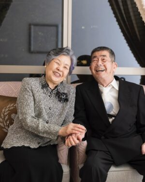 Rika Adachi Instagram - .
.
以前より闘病していた祖父が亡くなりました。76才。
小さい頃から、おじいちゃんおばあちゃんにも育ててもらってた私にとっては、とてもとても怖い祖父でした。

それがスカウトキャラバンに受かって東京に出てきてから、家族の中で1番応援してくれてて、私よりも私の出演情報を知っていて、毎回帰る度に家に増えてくグッズ類。
嬉しそうにカレンダー全ページにサインを書いてくれと言われた時は「転売するのか！？」と思うくらい、私の熱狂的ファンでした笑

昨年末から体調を崩し、もうダメかも…みたいな時もありましたが、何よりも私たちの結婚式を楽しみにしていて、出席するために散歩も欠かさず、ご飯もたくさん食べて、自分で酸素吸入の書類まで提出し、人生で1番健康的な数ヶ月のおかげで、自分で歩いて式に参加してくれました。

今だから言うけど…ごめん、参加は本当に無理だと思ってた。
でも、願いが叶った！

来てくれるからには、たくさん写真を残したいと思い、カメラマンの皆さまにお願いして、おじいちゃんの写真たくさん撮っていただきました。
なかなかない、おばあちゃんとの2ショット。
照れくさそうに手を繋ぎながら爆笑する2人が可愛くて可愛くて、「ああ、結婚式やってよかった」って本気で思った瞬間。

その笑顔が遺影となりました。
今回、親戚一同、口を揃えて「この写真素敵ね」って。
結婚式のために頑張ってくれてたんだね。
ありがとう。

大好きだったお花に囲まれて、家族葬なのにめちゃくちゃ豪華にお見送りしてきました。

親戚が自作で頼んでくれた私の顔の巨大タペストリー。
嬉しそうにベッドのそばに飾ってて。
今回、そのタペストリーに包まれて穏やかに眠っているおじいちゃん。
正直笑ってはいけない瞬間。
なんだけど、ふと笑顔になれる、そして、たくさん涙も流して、でもワイワイ盛り上がって、親戚もたくさん集まり、おじいちゃんが好きだったもの、好きだったことがつまったお葬式で、素敵にお見送りできてよかった。

本当に本当にありがとう
これからも応援しててね

ここ、数日間、更新頻度が減ってしまってごめんなさい
また明日から通常通り、更新していきます！
