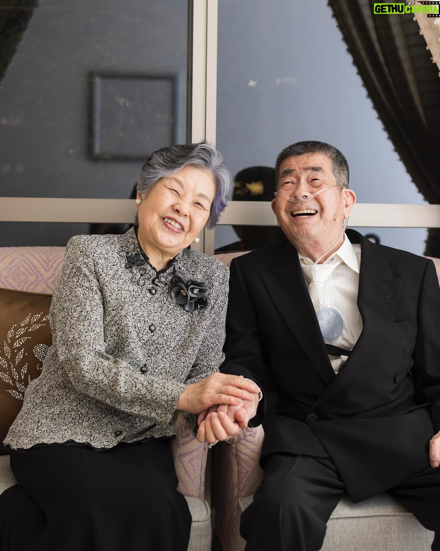 Rika Adachi - 3 Likes - .
.
以前より闘病していた祖父が亡くなりました。76才。
小さい頃から、おじいちゃんおばあちゃんにも育ててもらってた私にとっては、とてもとても怖い祖父でした。
それがスカウトキャラバンに受かって東京に出てきてから、家族の中で1番応援してくれてて、私よりも私の出演情報を知っていて、毎回帰る度に家に増えてくグッズ類。
嬉しそうにカレンダー全ページにサインを書いてくれと言われた時は「転売するのか!?」と思うくらい、私の熱狂的ファンでした笑
昨年末から体調を崩し、もうダメかも…みたいな時もありましたが、何よりも私たちの結婚式を楽しみにしていて、出席するために散歩も欠かさず、ご飯もたくさん食べて、自分で酸素吸入の書類まで提出し、人生で1番健康的な数ヶ月のおかげで、自分で歩いて式に参加してくれました。
今だから言うけど…ごめん、参加は本当に無理だと思ってた。
でも、願いが叶った!
来てくれるからには、たくさん写真を残したいと思い、カメラマンの皆さまにお願いして、おじいちゃんの写真たくさん撮っていただきました。
なかなかない、おばあちゃんとの2ショット。
照れくさそうに手を繋ぎながら爆笑する2人が可愛くて可愛くて、「ああ、結婚式やってよかった」って本気で思った瞬間。
その笑顔が遺影となりました。
今回、親戚一同、口を揃えて「この写真素敵ね」って。
結婚式のために頑張ってくれてたんだね。
ありがとう。
大好きだったお花に囲まれて、家族葬なのにめちゃくちゃ豪華にお見送りしてきました。
親戚が自作で頼んでくれた私の顔の巨大タペストリー。
嬉しそうにベッドのそばに飾ってて。
今回、そのタペストリーに包まれて穏やかに眠っているおじいちゃん。
正直笑ってはいけない瞬間。
なんだけど、ふと笑顔になれる、そして、たくさん涙も流して、でもワイワイ盛り上がって、親戚もたくさん集まり、おじいちゃんが好きだったもの、好きだったことがつまったお葬式で、素敵にお見送りできてよかった。
本当に本当にありがとう
これからも応援しててね
ここ、数日間、更新頻度が減ってしまってごめんなさい
また明日から通常通り、更新していきます!