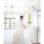 Rika Adachi Instagram - . ドレスは永遠の憧れ エマリーエ @emarie_wedding 📸 @bees_photo_harano 👗 @emarie_wedding 💐 @yuji_kobayashi_ @geometricgreen_wedding 💒 @anniversaire_minatomirai 10代の頃に雑誌で出会ったエマ先生 その日からドレスの虜で 絶対自分の結婚式で着たいと思っていました。 その後、またご縁があり わた婚のときにエマリーエにお世話になって そこからエマ先生とまた繋がりができ 今回快くドレスをつくってくださいました🥺 オートクチュールで私にピッタリ合うように エマ先生が何度も何度もチェックしてくださって… 挙式はまずはエマリーエ王道のドレスを🥰🎀 エレガントで花嫁を輝かせてくれています！ #エマリーエ #アニヴェルセルみなとみらい横浜 #アニヴェルセル #anniversaries @anniversaire_official