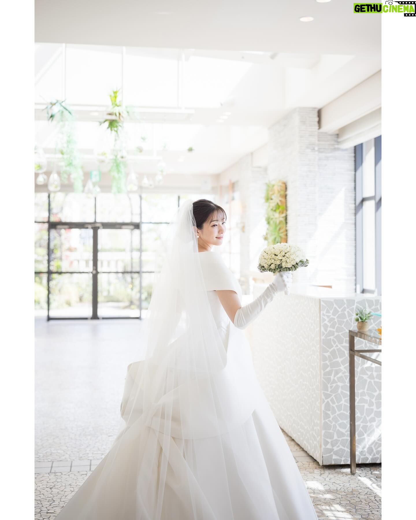 Rika Adachi Instagram - . ドレスは永遠の憧れ エマリーエ @emarie_wedding 📸 @bees_photo_harano 👗 @emarie_wedding 💐 @yuji_kobayashi_ @geometricgreen_wedding 💒 @anniversaire_minatomirai 10代の頃に雑誌で出会ったエマ先生 その日からドレスの虜で 絶対自分の結婚式で着たいと思っていました。 その後、またご縁があり わた婚のときにエマリーエにお世話になって そこからエマ先生とまた繋がりができ 今回快くドレスをつくってくださいました🥺 オートクチュールで私にピッタリ合うように エマ先生が何度も何度もチェックしてくださって… 挙式はまずはエマリーエ王道のドレスを🥰🎀 エレガントで花嫁を輝かせてくれています! #エマリーエ #アニヴェルセルみなとみらい横浜 #アニヴェルセル #anniversaries @anniversaire_official