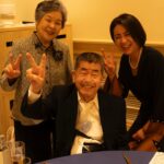 Rika Adachi Instagram - . . 以前より闘病していた祖父が亡くなりました。76才。 小さい頃から、おじいちゃんおばあちゃんにも育ててもらってた私にとっては、とてもとても怖い祖父でした。 それがスカウトキャラバンに受かって東京に出てきてから、家族の中で1番応援してくれてて、私よりも私の出演情報を知っていて、毎回帰る度に家に増えてくグッズ類。 嬉しそうにカレンダー全ページにサインを書いてくれと言われた時は「転売するのか！？」と思うくらい、私の熱狂的ファンでした笑 昨年末から体調を崩し、もうダメかも…みたいな時もありましたが、何よりも私たちの結婚式を楽しみにしていて、出席するために散歩も欠かさず、ご飯もたくさん食べて、自分で酸素吸入の書類まで提出し、人生で1番健康的な数ヶ月のおかげで、自分で歩いて式に参加してくれました。 今だから言うけど…ごめん、参加は本当に無理だと思ってた。 でも、願いが叶った！ 来てくれるからには、たくさん写真を残したいと思い、カメラマンの皆さまにお願いして、おじいちゃんの写真たくさん撮っていただきました。 なかなかない、おばあちゃんとの2ショット。 照れくさそうに手を繋ぎながら爆笑する2人が可愛くて可愛くて、「ああ、結婚式やってよかった」って本気で思った瞬間。 その笑顔が遺影となりました。 今回、親戚一同、口を揃えて「この写真素敵ね」って。 結婚式のために頑張ってくれてたんだね。 ありがとう。 大好きだったお花に囲まれて、家族葬なのにめちゃくちゃ豪華にお見送りしてきました。 親戚が自作で頼んでくれた私の顔の巨大タペストリー。 嬉しそうにベッドのそばに飾ってて。 今回、そのタペストリーに包まれて穏やかに眠っているおじいちゃん。 正直笑ってはいけない瞬間。 なんだけど、ふと笑顔になれる、そして、たくさん涙も流して、でもワイワイ盛り上がって、親戚もたくさん集まり、おじいちゃんが好きだったもの、好きだったことがつまったお葬式で、素敵にお見送りできてよかった。 本当に本当にありがとう これからも応援しててね ここ、数日間、更新頻度が減ってしまってごめんなさい また明日から通常通り、更新していきます！