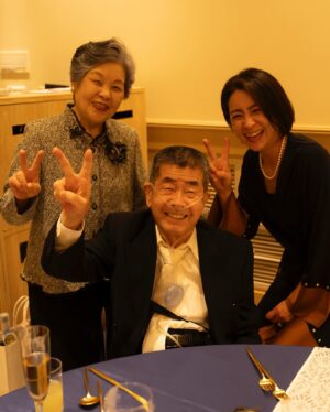 Rika Adachi Instagram - .
.
以前より闘病していた祖父が亡くなりました。76才。
小さい頃から、おじいちゃんおばあちゃんにも育ててもらってた私にとっては、とてもとても怖い祖父でした。

それがスカウトキャラバンに受かって東京に出てきてから、家族の中で1番応援してくれてて、私よりも私の出演情報を知っていて、毎回帰る度に家に増えてくグッズ類。
嬉しそうにカレンダー全ページにサインを書いてくれと言われた時は「転売するのか！？」と思うくらい、私の熱狂的ファンでした笑

昨年末から体調を崩し、もうダメかも…みたいな時もありましたが、何よりも私たちの結婚式を楽しみにしていて、出席するために散歩も欠かさず、ご飯もたくさん食べて、自分で酸素吸入の書類まで提出し、人生で1番健康的な数ヶ月のおかげで、自分で歩いて式に参加してくれました。

今だから言うけど…ごめん、参加は本当に無理だと思ってた。
でも、願いが叶った！

来てくれるからには、たくさん写真を残したいと思い、カメラマンの皆さまにお願いして、おじいちゃんの写真たくさん撮っていただきました。
なかなかない、おばあちゃんとの2ショット。
照れくさそうに手を繋ぎながら爆笑する2人が可愛くて可愛くて、「ああ、結婚式やってよかった」って本気で思った瞬間。

その笑顔が遺影となりました。
今回、親戚一同、口を揃えて「この写真素敵ね」って。
結婚式のために頑張ってくれてたんだね。
ありがとう。

大好きだったお花に囲まれて、家族葬なのにめちゃくちゃ豪華にお見送りしてきました。

親戚が自作で頼んでくれた私の顔の巨大タペストリー。
嬉しそうにベッドのそばに飾ってて。
今回、そのタペストリーに包まれて穏やかに眠っているおじいちゃん。
正直笑ってはいけない瞬間。
なんだけど、ふと笑顔になれる、そして、たくさん涙も流して、でもワイワイ盛り上がって、親戚もたくさん集まり、おじいちゃんが好きだったもの、好きだったことがつまったお葬式で、素敵にお見送りできてよかった。

本当に本当にありがとう
これからも応援しててね

ここ、数日間、更新頻度が減ってしまってごめんなさい
また明日から通常通り、更新していきます！