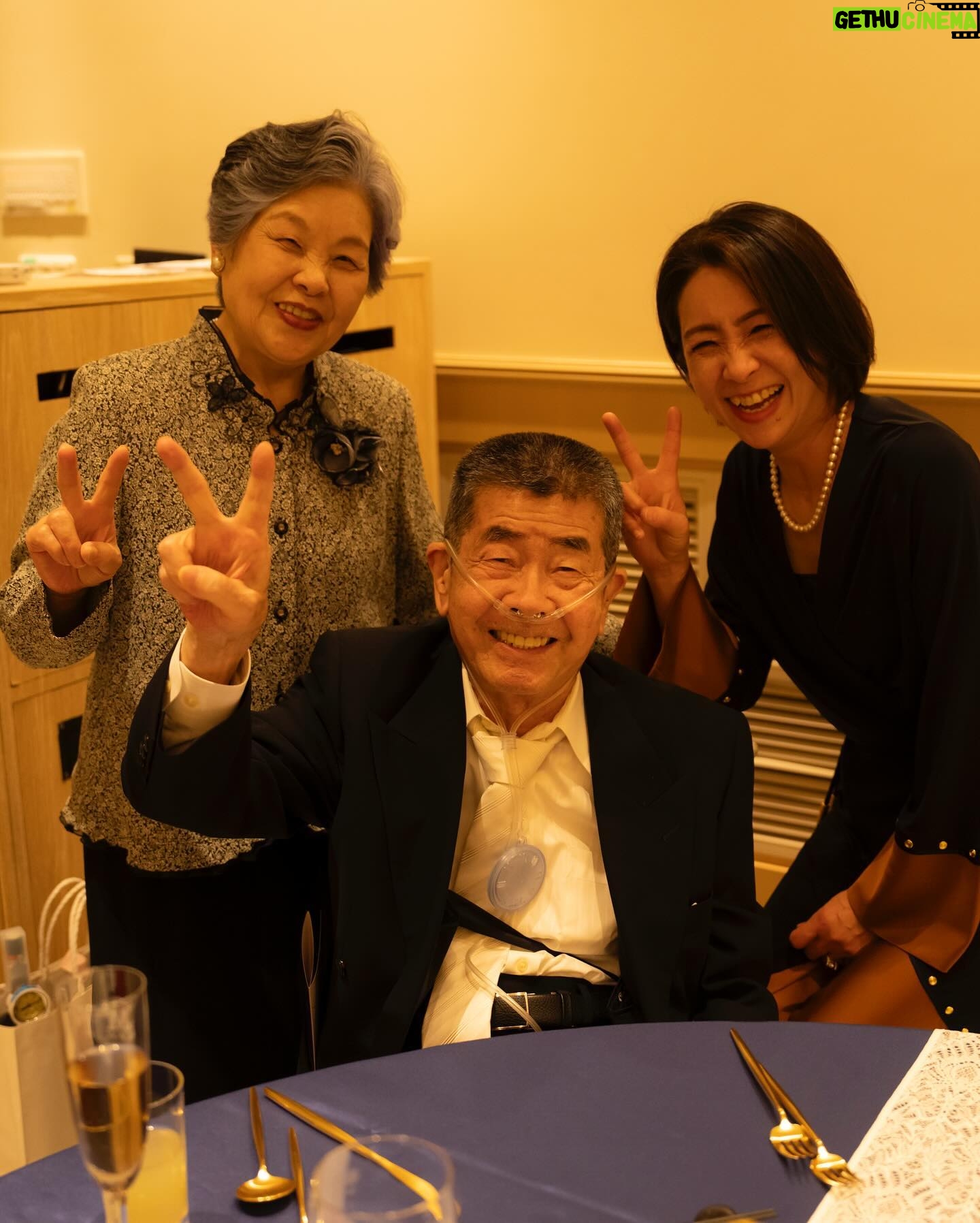 Rika Adachi - 3 Likes - .
.
以前より闘病していた祖父が亡くなりました。76才。
小さい頃から、おじいちゃんおばあちゃんにも育ててもらってた私にとっては、とてもとても怖い祖父でした。
それがスカウトキャラバンに受かって東京に出てきてから、家族の中で1番応援してくれてて、私よりも私の出演情報を知っていて、毎回帰る度に家に増えてくグッズ類。
嬉しそうにカレンダー全ページにサインを書いてくれと言われた時は「転売するのか!?」と思うくらい、私の熱狂的ファンでした笑
昨年末から体調を崩し、もうダメかも…みたいな時もありましたが、何よりも私たちの結婚式を楽しみにしていて、出席するために散歩も欠かさず、ご飯もたくさん食べて、自分で酸素吸入の書類まで提出し、人生で1番健康的な数ヶ月のおかげで、自分で歩いて式に参加してくれました。
今だから言うけど…ごめん、参加は本当に無理だと思ってた。
でも、願いが叶った!
来てくれるからには、たくさん写真を残したいと思い、カメラマンの皆さまにお願いして、おじいちゃんの写真たくさん撮っていただきました。
なかなかない、おばあちゃんとの2ショット。
照れくさそうに手を繋ぎながら爆笑する2人が可愛くて可愛くて、「ああ、結婚式やってよかった」って本気で思った瞬間。
その笑顔が遺影となりました。
今回、親戚一同、口を揃えて「この写真素敵ね」って。
結婚式のために頑張ってくれてたんだね。
ありがとう。
大好きだったお花に囲まれて、家族葬なのにめちゃくちゃ豪華にお見送りしてきました。
親戚が自作で頼んでくれた私の顔の巨大タペストリー。
嬉しそうにベッドのそばに飾ってて。
今回、そのタペストリーに包まれて穏やかに眠っているおじいちゃん。
正直笑ってはいけない瞬間。
なんだけど、ふと笑顔になれる、そして、たくさん涙も流して、でもワイワイ盛り上がって、親戚もたくさん集まり、おじいちゃんが好きだったもの、好きだったことがつまったお葬式で、素敵にお見送りできてよかった。
本当に本当にありがとう
これからも応援しててね
ここ、数日間、更新頻度が減ってしまってごめんなさい
また明日から通常通り、更新していきます!