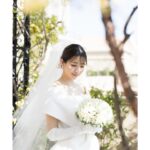 Rika Adachi Instagram - . ドレスは永遠の憧れ エマリーエ @emarie_wedding 📸 @bees_photo_harano 👗 @emarie_wedding 💐 @yuji_kobayashi_ @geometricgreen_wedding 💒 @anniversaire_minatomirai 10代の頃に雑誌で出会ったエマ先生 その日からドレスの虜で 絶対自分の結婚式で着たいと思っていました。 その後、またご縁があり わた婚のときにエマリーエにお世話になって そこからエマ先生とまた繋がりができ 今回快くドレスをつくってくださいました🥺 オートクチュールで私にピッタリ合うように エマ先生が何度も何度もチェックしてくださって… 挙式はまずはエマリーエ王道のドレスを🥰🎀 エレガントで花嫁を輝かせてくれています！ #エマリーエ #アニヴェルセルみなとみらい横浜 #アニヴェルセル #anniversaries @anniversaire_official