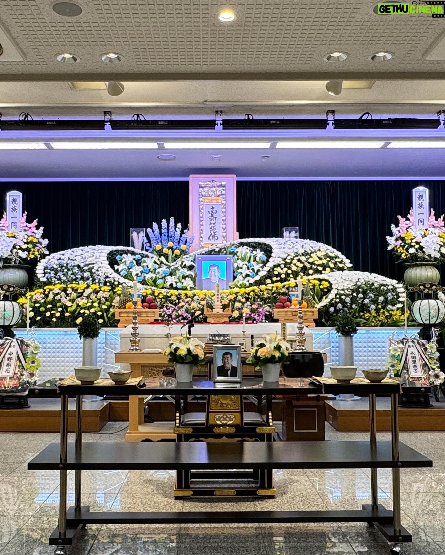 Rika Adachi - 3 Likes - .
.
以前より闘病していた祖父が亡くなりました。76才。
小さい頃から、おじいちゃんおばあちゃんにも育ててもらってた私にとっては、とてもとても怖い祖父でした。
それがスカウトキャラバンに受かって東京に出てきてから、家族の中で1番応援してくれてて、私よりも私の出演情報を知っていて、毎回帰る度に家に増えてくグッズ類。
嬉しそうにカレンダー全ページにサインを書いてくれと言われた時は「転売するのか!?」と思うくらい、私の熱狂的ファンでした笑
昨年末から体調を崩し、もうダメかも…みたいな時もありましたが、何よりも私たちの結婚式を楽しみにしていて、出席するために散歩も欠かさず、ご飯もたくさん食べて、自分で酸素吸入の書類まで提出し、人生で1番健康的な数ヶ月のおかげで、自分で歩いて式に参加してくれました。
今だから言うけど…ごめん、参加は本当に無理だと思ってた。
でも、願いが叶った!
来てくれるからには、たくさん写真を残したいと思い、カメラマンの皆さまにお願いして、おじいちゃんの写真たくさん撮っていただきました。
なかなかない、おばあちゃんとの2ショット。
照れくさそうに手を繋ぎながら爆笑する2人が可愛くて可愛くて、「ああ、結婚式やってよかった」って本気で思った瞬間。
その笑顔が遺影となりました。
今回、親戚一同、口を揃えて「この写真素敵ね」って。
結婚式のために頑張ってくれてたんだね。
ありがとう。
大好きだったお花に囲まれて、家族葬なのにめちゃくちゃ豪華にお見送りしてきました。
親戚が自作で頼んでくれた私の顔の巨大タペストリー。
嬉しそうにベッドのそばに飾ってて。
今回、そのタペストリーに包まれて穏やかに眠っているおじいちゃん。
正直笑ってはいけない瞬間。
なんだけど、ふと笑顔になれる、そして、たくさん涙も流して、でもワイワイ盛り上がって、親戚もたくさん集まり、おじいちゃんが好きだったもの、好きだったことがつまったお葬式で、素敵にお見送りできてよかった。
本当に本当にありがとう
これからも応援しててね
ここ、数日間、更新頻度が減ってしまってごめんなさい
また明日から通常通り、更新していきます!