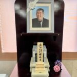 Rika Adachi Instagram - . . 以前より闘病していた祖父が亡くなりました。76才。 小さい頃から、おじいちゃんおばあちゃんにも育ててもらってた私にとっては、とてもとても怖い祖父でした。 それがスカウトキャラバンに受かって東京に出てきてから、家族の中で1番応援してくれてて、私よりも私の出演情報を知っていて、毎回帰る度に家に増えてくグッズ類。 嬉しそうにカレンダー全ページにサインを書いてくれと言われた時は「転売するのか！？」と思うくらい、私の熱狂的ファンでした笑 昨年末から体調を崩し、もうダメかも…みたいな時もありましたが、何よりも私たちの結婚式を楽しみにしていて、出席するために散歩も欠かさず、ご飯もたくさん食べて、自分で酸素吸入の書類まで提出し、人生で1番健康的な数ヶ月のおかげで、自分で歩いて式に参加してくれました。 今だから言うけど…ごめん、参加は本当に無理だと思ってた。 でも、願いが叶った！ 来てくれるからには、たくさん写真を残したいと思い、カメラマンの皆さまにお願いして、おじいちゃんの写真たくさん撮っていただきました。 なかなかない、おばあちゃんとの2ショット。 照れくさそうに手を繋ぎながら爆笑する2人が可愛くて可愛くて、「ああ、結婚式やってよかった」って本気で思った瞬間。 その笑顔が遺影となりました。 今回、親戚一同、口を揃えて「この写真素敵ね」って。 結婚式のために頑張ってくれてたんだね。 ありがとう。 大好きだったお花に囲まれて、家族葬なのにめちゃくちゃ豪華にお見送りしてきました。 親戚が自作で頼んでくれた私の顔の巨大タペストリー。 嬉しそうにベッドのそばに飾ってて。 今回、そのタペストリーに包まれて穏やかに眠っているおじいちゃん。 正直笑ってはいけない瞬間。 なんだけど、ふと笑顔になれる、そして、たくさん涙も流して、でもワイワイ盛り上がって、親戚もたくさん集まり、おじいちゃんが好きだったもの、好きだったことがつまったお葬式で、素敵にお見送りできてよかった。 本当に本当にありがとう これからも応援しててね ここ、数日間、更新頻度が減ってしまってごめんなさい また明日から通常通り、更新していきます！