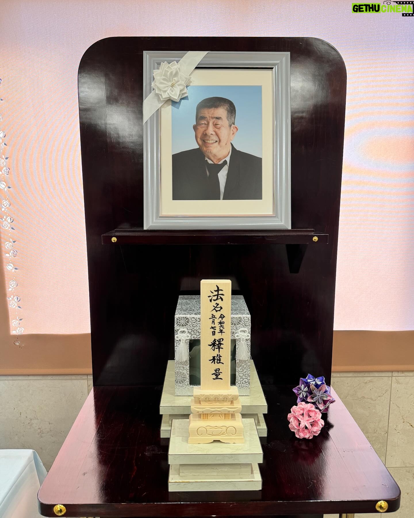 Rika Adachi - 3 Likes - .
.
以前より闘病していた祖父が亡くなりました。76才。
小さい頃から、おじいちゃんおばあちゃんにも育ててもらってた私にとっては、とてもとても怖い祖父でした。
それがスカウトキャラバンに受かって東京に出てきてから、家族の中で1番応援してくれてて、私よりも私の出演情報を知っていて、毎回帰る度に家に増えてくグッズ類。
嬉しそうにカレンダー全ページにサインを書いてくれと言われた時は「転売するのか!?」と思うくらい、私の熱狂的ファンでした笑
昨年末から体調を崩し、もうダメかも…みたいな時もありましたが、何よりも私たちの結婚式を楽しみにしていて、出席するために散歩も欠かさず、ご飯もたくさん食べて、自分で酸素吸入の書類まで提出し、人生で1番健康的な数ヶ月のおかげで、自分で歩いて式に参加してくれました。
今だから言うけど…ごめん、参加は本当に無理だと思ってた。
でも、願いが叶った!
来てくれるからには、たくさん写真を残したいと思い、カメラマンの皆さまにお願いして、おじいちゃんの写真たくさん撮っていただきました。
なかなかない、おばあちゃんとの2ショット。
照れくさそうに手を繋ぎながら爆笑する2人が可愛くて可愛くて、「ああ、結婚式やってよかった」って本気で思った瞬間。
その笑顔が遺影となりました。
今回、親戚一同、口を揃えて「この写真素敵ね」って。
結婚式のために頑張ってくれてたんだね。
ありがとう。
大好きだったお花に囲まれて、家族葬なのにめちゃくちゃ豪華にお見送りしてきました。
親戚が自作で頼んでくれた私の顔の巨大タペストリー。
嬉しそうにベッドのそばに飾ってて。
今回、そのタペストリーに包まれて穏やかに眠っているおじいちゃん。
正直笑ってはいけない瞬間。
なんだけど、ふと笑顔になれる、そして、たくさん涙も流して、でもワイワイ盛り上がって、親戚もたくさん集まり、おじいちゃんが好きだったもの、好きだったことがつまったお葬式で、素敵にお見送りできてよかった。
本当に本当にありがとう
これからも応援しててね
ここ、数日間、更新頻度が減ってしまってごめんなさい
また明日から通常通り、更新していきます!