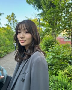 Rika Adachi Instagram - 緑に囲まれたい季節🥹🌳 髪の毛の巻き具合うまくいっててすき Photo by @rima_nishizaki #りかりま