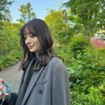 Rika Adachi Instagram - 緑に囲まれたい季節🥹🌳 髪の毛の巻き具合うまくいっててすき Photo by @rima_nishizaki #りかりま