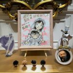 Rika Adachi Instagram - そしてそして 名探偵コナンの原作者 青山剛昌先生が描いてくださった色紙🥰🌸 大切にウェルカムスペースに 飾らせていただきました🤍 そしてウエディングケーキも キッド様のハット…？？？笑 披露宴でもコナン愛をたくさんいれてみました😳🎀🤍