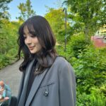 Rika Adachi Instagram - 緑に囲まれたい季節🥹🌳 髪の毛の巻き具合うまくいっててすき Photo by @rima_nishizaki #りかりま