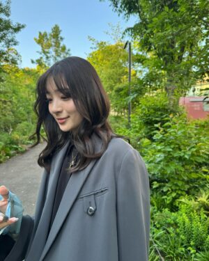 Rika Adachi Instagram - 緑に囲まれたい季節🥹🌳
髪の毛の巻き具合うまくいっててすき

Photo by
@rima_nishizaki 

#りかりま