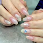 Rika Adachi Instagram - . ネイルはこんな感じ😊🌸 @nailsalon_andy_yui シンプルに上品にでも可愛らく 久しぶりにフットネイルもやりました！ アニヴェルセルに合わせてロイヤルブルー🩵 そして、いつもお世話になってるゆいちゃんが 結婚お祝いもくれました🥰 ずっと気になってたタツ画伯のネイルチップ💅 全て手描きで作り上げてくれました笑 やっぱりゆいちゃん手先器用すぎる🤣