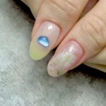 Rika Adachi Instagram - . ネイルはこんな感じ😊🌸 @nailsalon_andy_yui シンプルに上品にでも可愛らく 久しぶりにフットネイルもやりました！ アニヴェルセルに合わせてロイヤルブルー🩵 そして、いつもお世話になってるゆいちゃんが 結婚お祝いもくれました🥰 ずっと気になってたタツ画伯のネイルチップ💅 全て手描きで作り上げてくれました笑 やっぱりゆいちゃん手先器用すぎる🤣