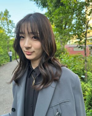 Rika Adachi Instagram - 緑に囲まれたい季節🥹🌳
髪の毛の巻き具合うまくいっててすき

Photo by
@rima_nishizaki 

#りかりま