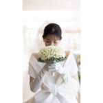 Rika Adachi Instagram - . そしてブーケ💐 とても美しいブーケを作っていただきました🥺 @yuji_kobayashi_ @geometricgreen_wedding 洗練された美しい アーティスティックだけど 上品で綺麗 とてもとてもお気に入りです🥰 エマ先生が繋いでくれた とても大切な出会いでした ありがとうございました！！