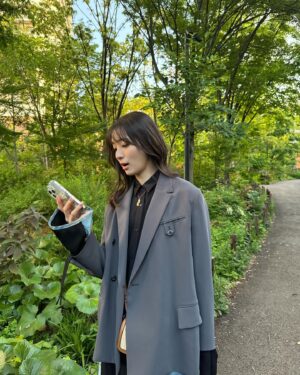 Rika Adachi Instagram - あたたかいのか寒いのか
よくわからない季節突入ですが…

でも寒すぎず暑すぎずこれぐらいが好きです🥰