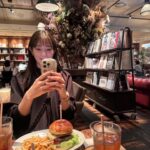 Rika Adachi Instagram - ブルーノートジャパンがプロデュースしているカフェ☕️ 新宿にある 「Brooklyn Parlor SHINJUKU」 オシャレな店内と音楽と本に囲まれ ハンバーガーが美味しかった🤤🍔 そのあと、2度目ましての 名探偵コナン🥰 MX4Dで楽しんできた！！ どでかポップコーンとドデカ飲み物で キャッキャッ🤍