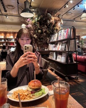 Rika Adachi Instagram - ブルーノートジャパンがプロデュースしているカフェ☕️

新宿にある
「Brooklyn Parlor SHINJUKU」
オシャレな店内と音楽と本に囲まれ
ハンバーガーが美味しかった🤤🍔

そのあと、2度目ましての
名探偵コナン🥰
MX4Dで楽しんできた！！
どでかポップコーンとドデカ飲み物で
キャッキャッ🤍