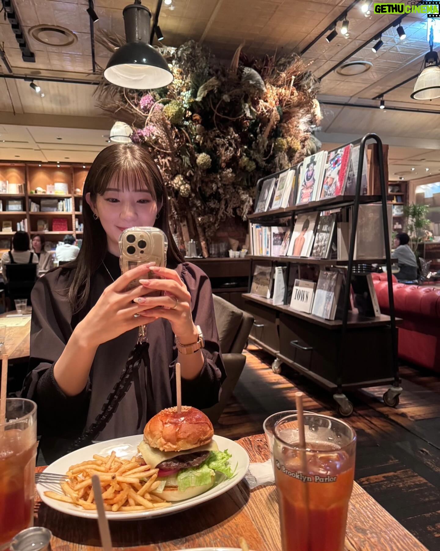 Rika Adachi - 3 Likes - ブルーノートジャパンがプロデュースしているカフェ☕️
新宿にある
「Brooklyn Parlor SHINJUKU」
オシャレな店内と音楽と本に囲まれ
ハンバーガーが美味しかった🤤🍔
そのあと、2度目ましての
名探偵コナン🥰
MX4Dで楽しんできた!!
どでかポップコーンとドデカ飲み物で
キャッキャッ🤍
