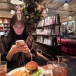 Rika Adachi Instagram - ブルーノートジャパンがプロデュースしているカフェ☕️ 新宿にある 「Brooklyn Parlor SHINJUKU」 オシャレな店内と音楽と本に囲まれ ハンバーガーが美味しかった🤤🍔 そのあと、2度目ましての 名探偵コナン🥰 MX4Dで楽しんできた！！ どでかポップコーンとドデカ飲み物で キャッキャッ🤍