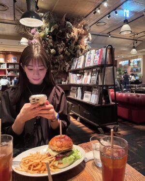 Rika Adachi Instagram - ブルーノートジャパンがプロデュースしているカフェ☕️

新宿にある
「Brooklyn Parlor SHINJUKU」
オシャレな店内と音楽と本に囲まれ
ハンバーガーが美味しかった🤤🍔

そのあと、2度目ましての
名探偵コナン🥰
MX4Dで楽しんできた！！
どでかポップコーンとドデカ飲み物で
キャッキャッ🤍
