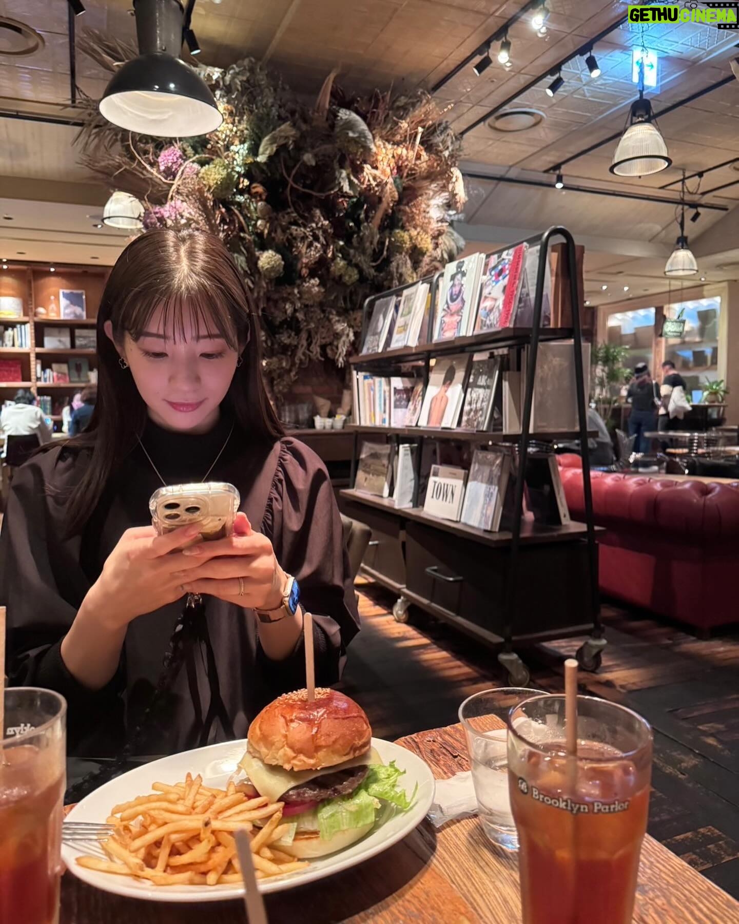 Rika Adachi - 3 Likes - ブルーノートジャパンがプロデュースしているカフェ☕️
新宿にある
「Brooklyn Parlor SHINJUKU」
オシャレな店内と音楽と本に囲まれ
ハンバーガーが美味しかった🤤🍔
そのあと、2度目ましての
名探偵コナン🥰
MX4Dで楽しんできた!!
どでかポップコーンとドデカ飲み物で
キャッキャッ🤍