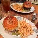 Rika Adachi Instagram - ブルーノートジャパンがプロデュースしているカフェ☕️ 新宿にある 「Brooklyn Parlor SHINJUKU」 オシャレな店内と音楽と本に囲まれ ハンバーガーが美味しかった🤤🍔 そのあと、2度目ましての 名探偵コナン🥰 MX4Dで楽しんできた！！ どでかポップコーンとドデカ飲み物で キャッキャッ🤍