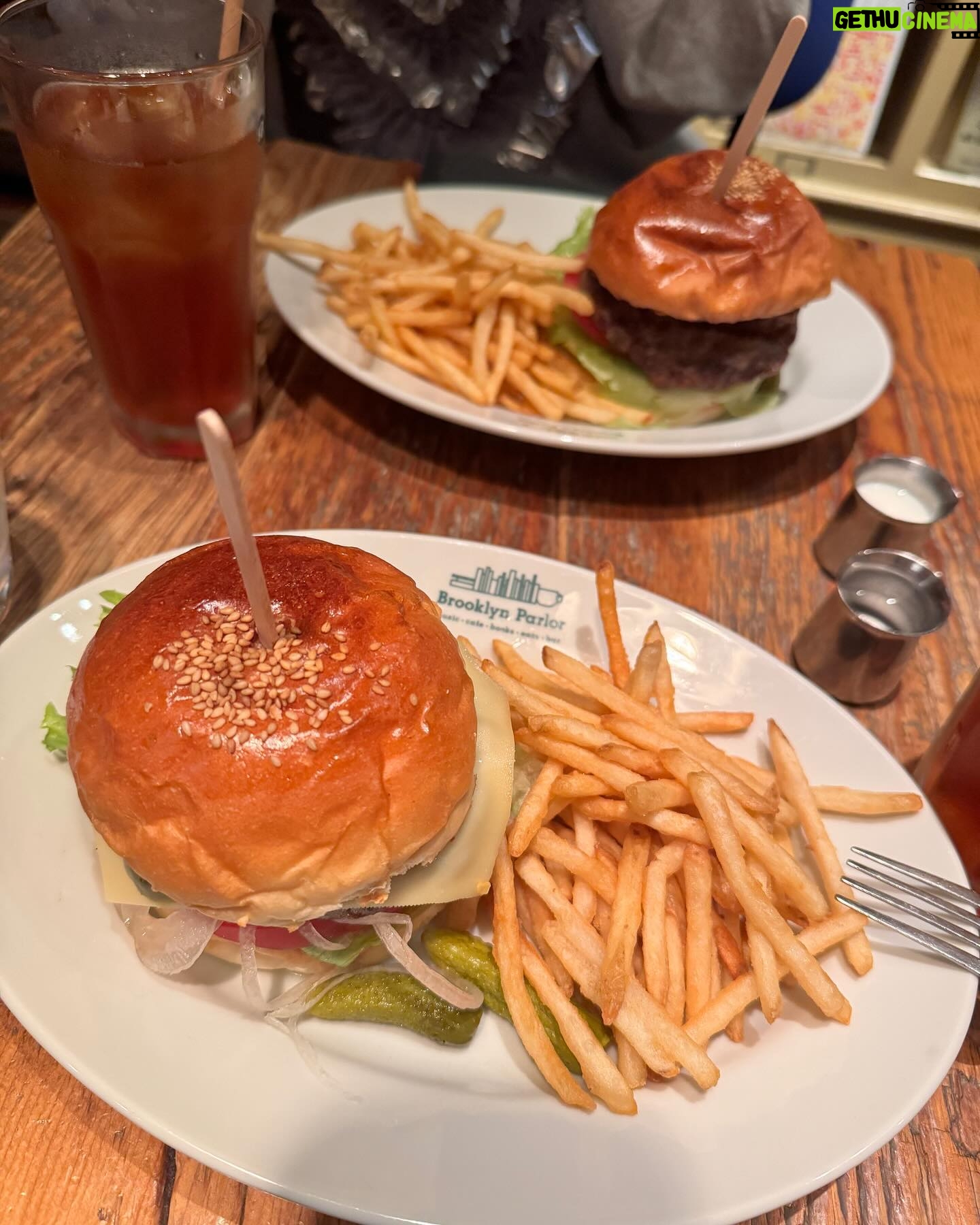 Rika Adachi - 3 Likes - ブルーノートジャパンがプロデュースしているカフェ☕️
新宿にある
「Brooklyn Parlor SHINJUKU」
オシャレな店内と音楽と本に囲まれ
ハンバーガーが美味しかった🤤🍔
そのあと、2度目ましての
名探偵コナン🥰
MX4Dで楽しんできた!!
どでかポップコーンとドデカ飲み物で
キャッキャッ🤍
