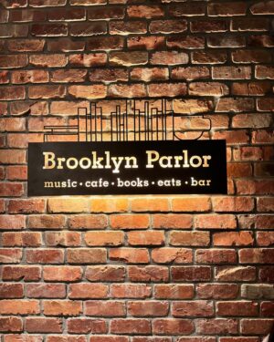Rika Adachi Instagram - ブルーノートジャパンがプロデュースしているカフェ☕️

新宿にある
「Brooklyn Parlor SHINJUKU」
オシャレな店内と音楽と本に囲まれ
ハンバーガーが美味しかった🤤🍔

そのあと、2度目ましての
名探偵コナン🥰
MX4Dで楽しんできた！！
どでかポップコーンとドデカ飲み物で
キャッキャッ🤍