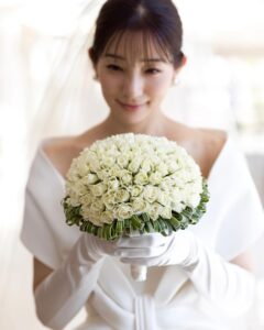 Rika Adachi Instagram - Wedding Bouquet 女優足立梨花さんに提供させて頂いたスモールローズブーケ ドレスはエマリーエ。立体感が美しい @adacchee @emarie_wedding @bees_photo_harano #yuji_kobayashi_ #geometricgreen2011 #flowerartist #flowerdesign #flower #art #music #earth #japan ##芸術 #美術 #文化 #工芸 #花 #音楽 #地球 #東京 #自然