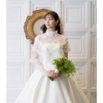 Rika Adachi Instagram - . 2着目👗 カラードレスではなく、もう1着ウエディングドレスにしました🤍 エマ先生の気持ちのこもったドレス…👑 📸 @bees_photo_harano 👗 @emarie_wedding 💐 @yuji_kobayashi_ @geometricgreen_wedding 💒 @anniversaire_minatomirai エマ先生が私をイメージして作ってくださったドレス。 純粋で上品で少女にも戻れるような可憐なドレスでときめきました☺️✨ オートクチュールのため 何回も何回もエマリーエのアトリエに行き ピッタリにするために採寸もたくさんしました。 最後のフィッティングも、ドレスの裾を数ミリ単位で直してもらい、デコルテ周りも計算された設計で… もう感動だらけでした🥹 にゃんにゃん🐱なエマ先生のドレス👗 みんなにたくさん見てほしい笑 #エマリーエ #アニヴェルセルみなとみらい横浜 #アニヴェルセル #anniversaries @anniversaire_official