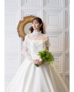 Rika Adachi Instagram - . 2着目👗 カラードレスではなく、もう1着ウエディングドレスにしました🤍 エマ先生の気持ちのこもったドレス…👑 📸 @bees_photo_harano 👗 @emarie_wedding 💐 @yuji_kobayashi_ @geometricgreen_wedding 💒 @anniversaire_minatomirai エマ先生が私をイメージして作ってくださったドレス。 純粋で上品で少女にも戻れるような可憐なドレスでときめきました☺️✨ オートクチュールのため 何回も何回もエマリーエのアトリエに行き ピッタリにするために採寸もたくさんしました。 最後のフィッティングも、ドレスの裾を数ミリ単位で直してもらい、デコルテ周りも計算された設計で… もう感動だらけでした🥹 にゃんにゃん🐱なエマ先生のドレス👗 みんなにたくさん見てほしい笑 #エマリーエ #アニヴェルセルみなとみらい横浜 #アニヴェルセル #anniversaries @anniversaire_official