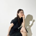 Rika Izumi Instagram - ブラックのドレスにDiorのファッションジュエリーを合わせて✨ パールに重なるきらめく流れ星のようなデザインの ヘアクリップとピアスがとてもキュートで素敵でした💫 @dior #dior #SupportedbyDior