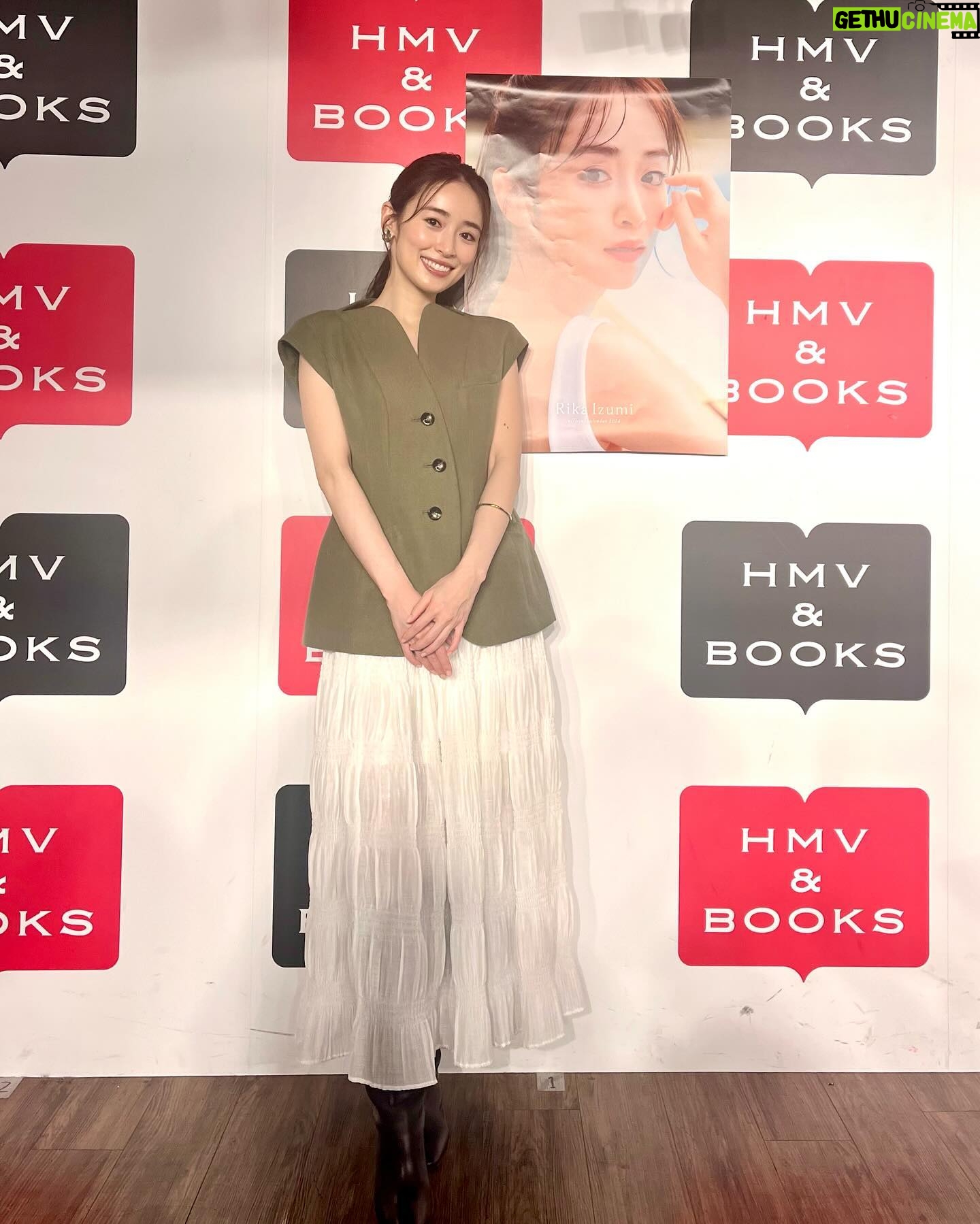 Rika Izumi Instagram - 京都・東京でのカレンダーイベント終了しました‼︎ ご来場くださった皆様本当にありがとうございました❣️ 今回のイベントは、『直接ファンの方々にお会いしたい』という私の希望からスタートした企画でした。 実際にお会いできた皆様の笑顔はとても暖かく、 パワーをたくさん頂くことができました✨ 皆様に支えられての20年、とてもありがたい事です💗 これからも泉里香をよろしくお願いします!