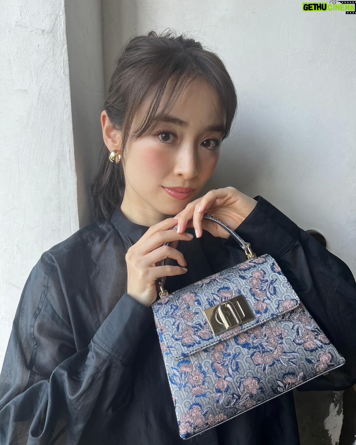 Rika Izumi Instagram - FURLA"CRUISE 2024" イタリアのルネッサンスからインスパイアされた 豪華なパターンのトップハンドルバッグが登場✨ メタリック素材のバッグはこれからのホリデー気分を盛り上げてくれそうです🎄 12/2は銀座店、12/10は阪急うめだ本店一階で ホリデー限定オリジナルレザータグへのペイントサービスも✨ぜひ☺︎ #ItalybByFurla #FURLACRUISE24 #PR