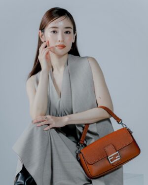 Rika Izumi Instagram - タイムレスな魅力で愛されつづける
フェンディのアイコンバッグ「バゲット」
柔らかなブラウンレザーと、
オーバーサイズのハンドステッチがとても素敵でした🤍

#FendiBaguette#Fendi#PR 
@fendi