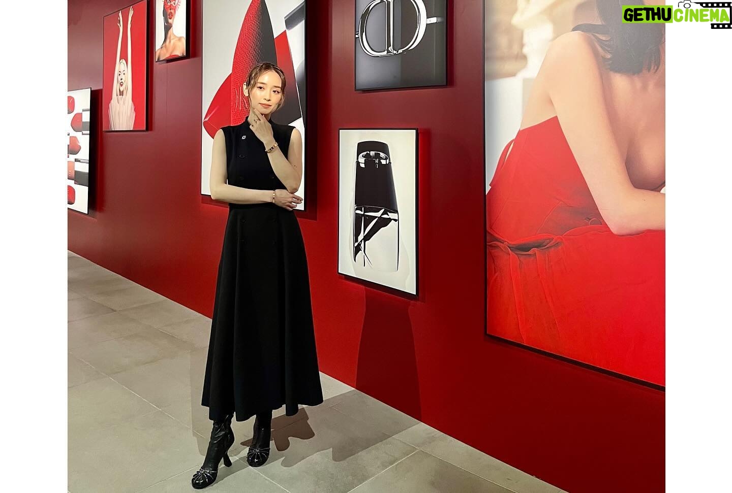 Rika Izumi Instagram - ルージュ ディオール💄✨ 新生クチュール リップスティックが2024年の幕開けと共に登場です‼︎ 私は434 プロムナードサテンをつけました♡ 鮮やかな発色と優れたトリートメント効果、 そしてオートクチュール着想ならではの ベルベットなうっとりする仕上がりに✨ @DIORBEAUTY @DIOR #ルージュディオール #ディオールファインジュエリー#SUPPORTEDBYDIOR #PR