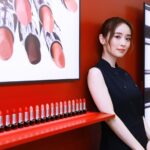 Rika Izumi Instagram - ルージュ ディオール💄✨ 新生クチュール リップスティックが2024年の幕開けと共に登場です‼︎ 私は434 プロムナードサテンをつけました♡ 鮮やかな発色と優れたトリートメント効果、 そしてオートクチュール着想ならではの ベルベットなうっとりする仕上がりに✨ @DIORBEAUTY @DIOR #ルージュディオール #ディオールファインジュエリー#SUPPORTEDBYDIOR #PR