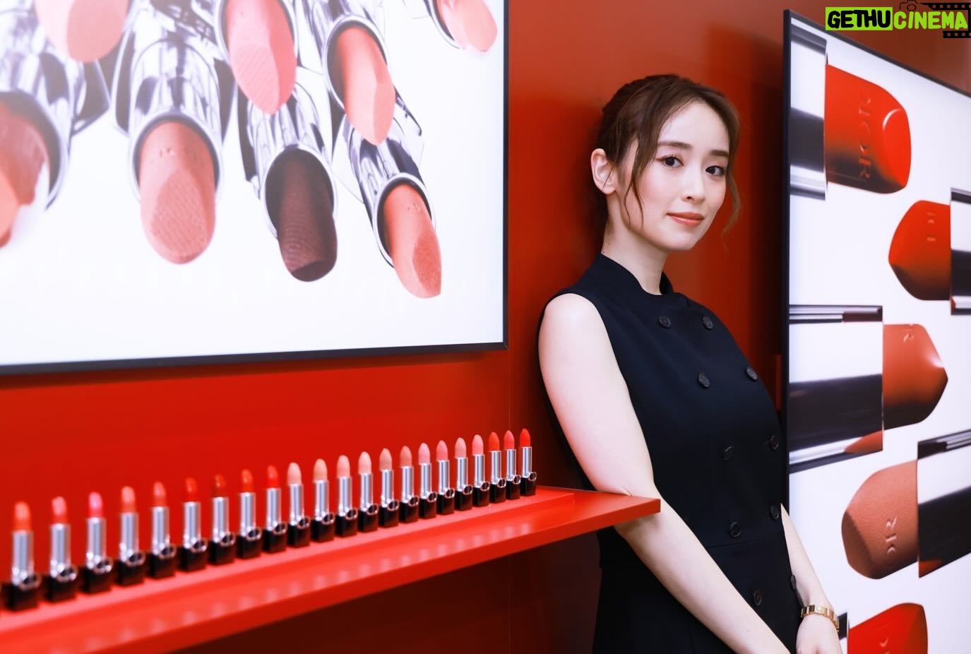 Rika Izumi Instagram - ルージュ ディオール💄✨ 新生クチュール リップスティックが2024年の幕開けと共に登場です‼︎ 私は434 プロムナードサテンをつけました♡ 鮮やかな発色と優れたトリートメント効果、 そしてオートクチュール着想ならではの ベルベットなうっとりする仕上がりに✨ @DIORBEAUTY @DIOR #ルージュディオール #ディオールファインジュエリー#SUPPORTEDBYDIOR #PR