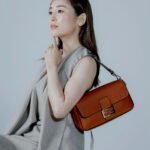 Rika Izumi Instagram - タイムレスな魅力で愛されつづける フェンディのアイコンバッグ「バゲット」 柔らかなブラウンレザーと、 オーバーサイズのハンドステッチがとても素敵でした🤍 #FendiBaguette#Fendi#PR @fendi