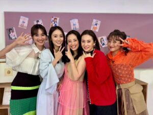 Rika Izumi Instagram - Merry Xmas🎄💚🩵🩷❤️🧡
今夜11:10からCBCにて
「セーラー戦士20年目の同窓会」が放送されます。
２０年ぶりのみんなとの収録はあっという間に終わってしまいました😳…が、すごくリラックスできたひとときでした♡
まさかこういう機会を設けていただけるとは思っていなかったので、感謝の気持ちでいっぱいです‼︎

みなさま素敵なクリスマスを…🎄🌟
#sailormoon#美少女戦士セーラームーン

tops.pants - @adeam 
earrings.rings - @artidaoud