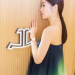 Rika Izumi Instagram - スイスのラグジュアリーウォッチ＆ジュエリーブランドが揃う"TimeVallée" 4月26日に日本初のブティックが麻布台ヒルズにオープンしたのでお邪魔しました。 11ものラグジュアリーメゾンの時計とジュエリーが並ぶ店内は、柔らかいシャンパンゴールドの光に包まれた素敵な雰囲気✨ 時計を身につけて、ラグジュアリーなひとときを過ごせました。 @timevallee @timevallee_azabudai #timevallee#timevallee_azabudai #chopard#iwc#jaegerlecoultre #piaget #vacheronconstatin #PR