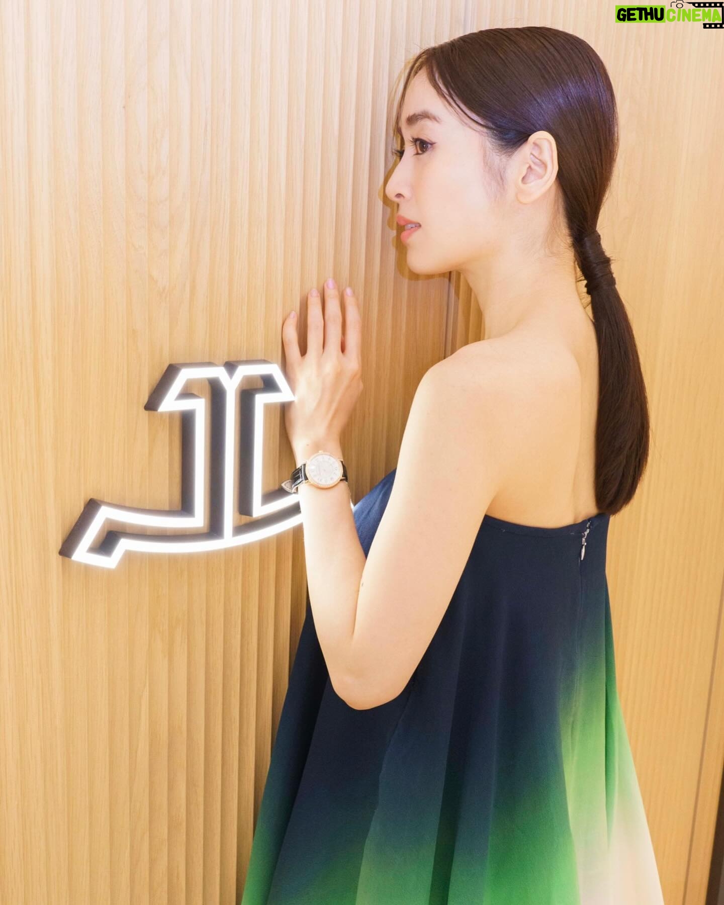 Rika Izumi Instagram - スイスのラグジュアリーウォッチ&ジュエリーブランドが揃う"TimeVallée" 4月26日に日本初のブティックが麻布台ヒルズにオープンしたのでお邪魔しました。 11ものラグジュアリーメゾンの時計とジュエリーが並ぶ店内は、柔らかいシャンパンゴールドの光に包まれた素敵な雰囲気✨ 時計を身につけて、ラグジュアリーなひとときを過ごせました。 @timevallee @timevallee_azabudai #timevallee#timevallee_azabudai #chopard#iwc#jaegerlecoultre #piaget #vacheronconstatin #PR