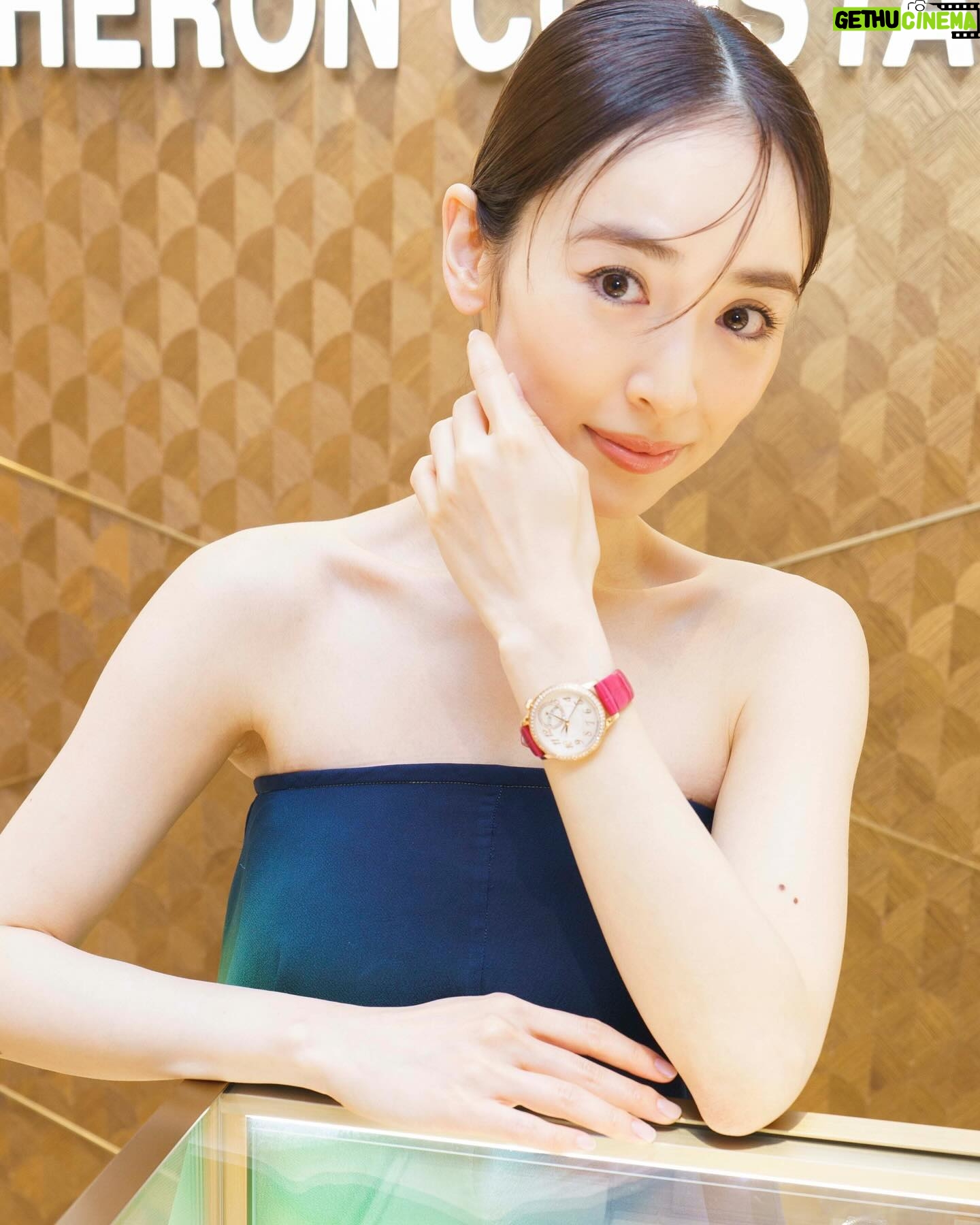 Rika Izumi Instagram - スイスのラグジュアリーウォッチ&ジュエリーブランドが揃う"TimeVallée" 4月26日に日本初のブティックが麻布台ヒルズにオープンしたのでお邪魔しました。 11ものラグジュアリーメゾンの時計とジュエリーが並ぶ店内は、柔らかいシャンパンゴールドの光に包まれた素敵な雰囲気✨ 時計を身につけて、ラグジュアリーなひとときを過ごせました。 @timevallee @timevallee_azabudai #timevallee#timevallee_azabudai #chopard#iwc#jaegerlecoultre #piaget #vacheronconstatin #PR